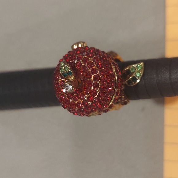 Betsey Johnson VINTAGE APPLE LOCKET RING WITH GEMSTONES & CHARM - Picture 4 of 15
